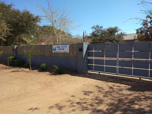 卡萨内Chobe Blue Guest Inn的上面有标志的蓝色栅栏