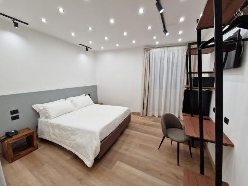 热那亚Hotel La Superba的一间卧室配有一张床、梯子和椅子