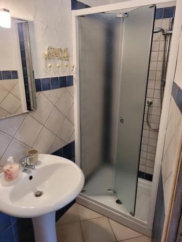 内比达VILLA TRAMONTI SUL MARE的一间带水槽和淋浴的浴室