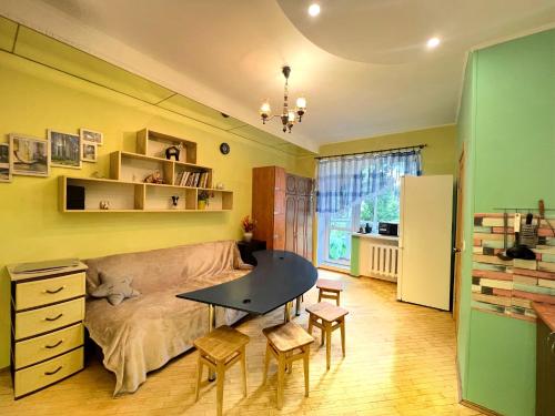 基辅Pechersky Hostel的一间卧室配有一张床、一张桌子和一张桌子
