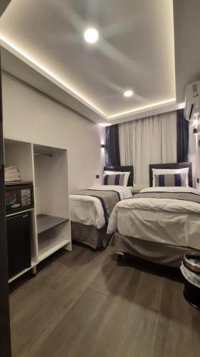 伊斯坦布尔SAND DOOR HOTEL的一间酒店客房,房间内设有两张床