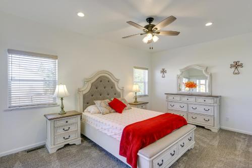 科尔特斯Cortez Vacation Rental with Patio and Game Room的一间卧室配有一张床、两个梳妆台和吊扇