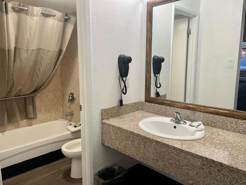 梅萨Extend -a -Suites Mesa的一间带水槽和电话的浴室