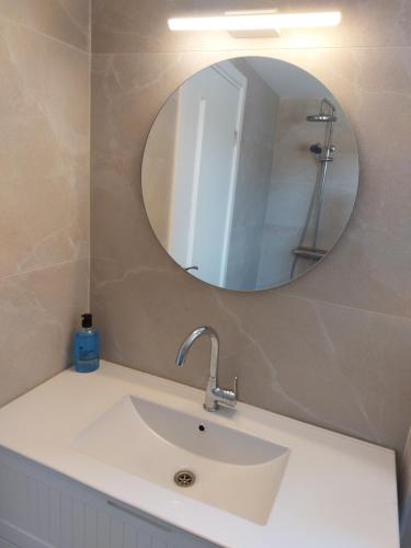 Idanבריזה במדבר的一间带水槽和镜子的浴室