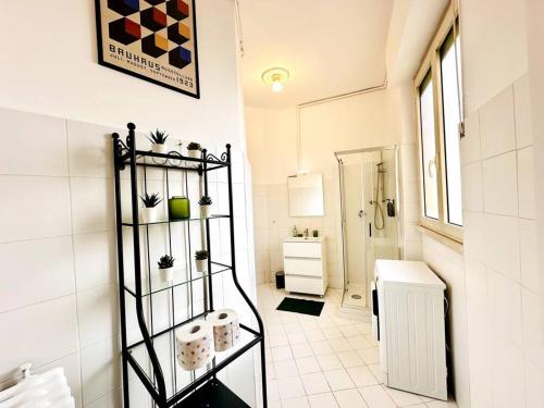 罗马Attico lussuoso Roma centro的浴室铺有白色瓷砖地板,设有卫生间。