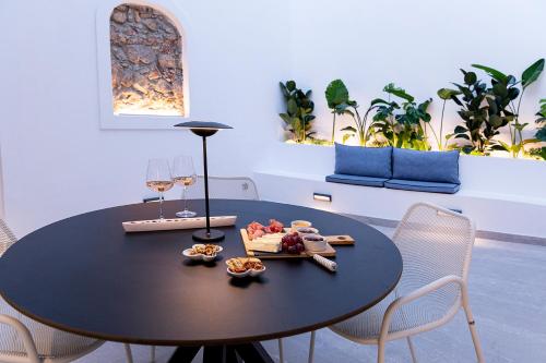 雅典New Villa In Downtown的一张黑桌,上面放着一盘食物和酒杯