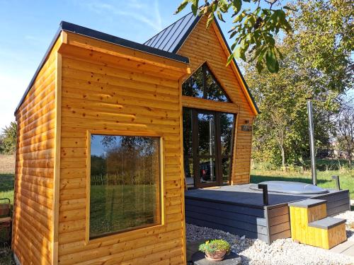 锡盖特堡Woody的小型木制小屋设有大窗户