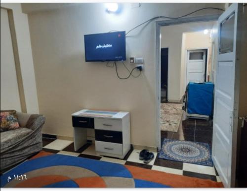 卢克索Luxor downtown的客厅配有沙发和墙上的电视