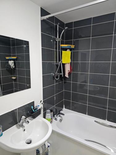 KentonBridgepay Double Room的一间带水槽、浴缸和镜子的浴室