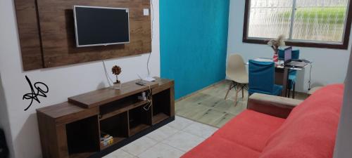 阿雷格里港Apto Humaitá的客厅配有红色沙发和电视