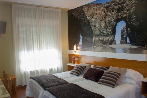 O Pino 贝洛酒店的一间卧室配有一张壁画床
