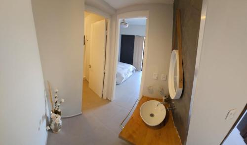 迈普Riparo Bosques的一间带水槽的浴室和一张位于客房内的床
