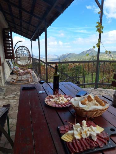 威尔帕扎Banjo Rustic House Lake view的一张野餐桌,包括一瓶葡萄酒和奶酪