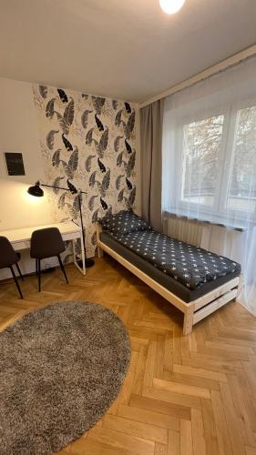 华沙Warszawa Krucza Pokoje的卧室中间设有一张床