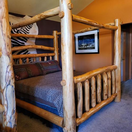 布埃纳维斯塔BuffaloPeaks Lodge的小木屋内一间卧室(带双层床)