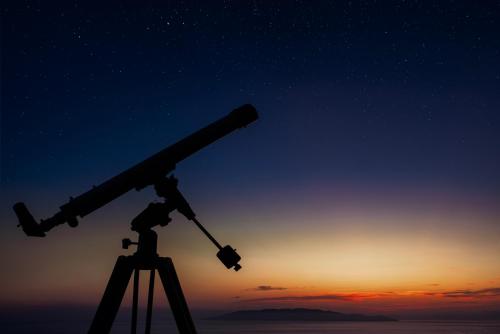 蒙泰亚尔真塔廖[cala piccola] magical sunset + reserved beach的望远镜,在三脚架上观察星星