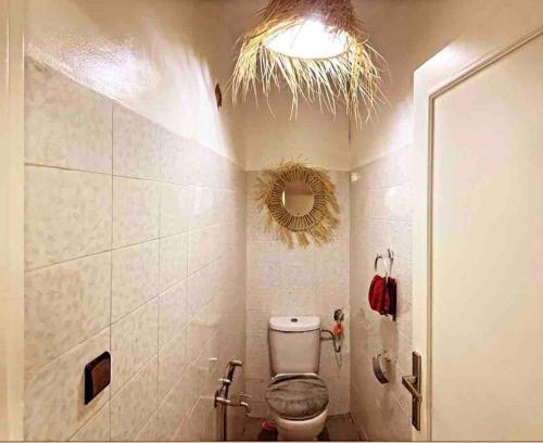 阿加迪尔3BDR Cozy Appartement au centre ville d'Agadir的一间带卫生间和镜子的浴室