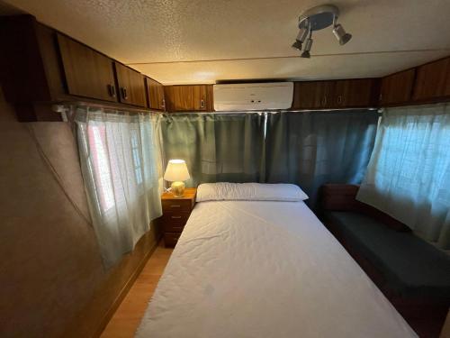 Playa Paraisocasa movil的一间小卧室,配有床和灯