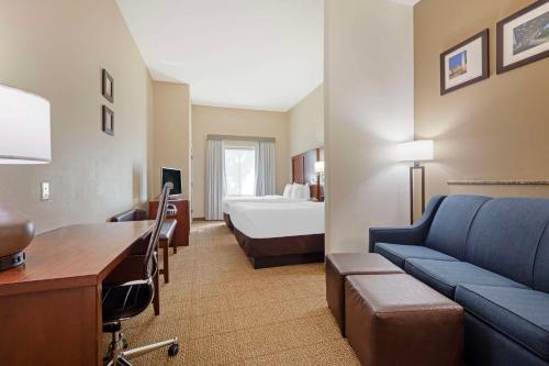 达拉斯西达拉斯科克雷尔希尔康福特套房酒店的大型酒店客房,配有床和沙发