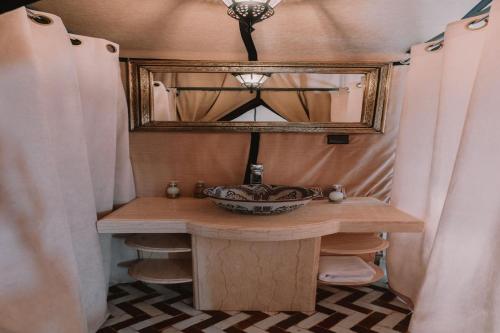 Adrouinedesert camp的一间带水槽和镜子的浴室