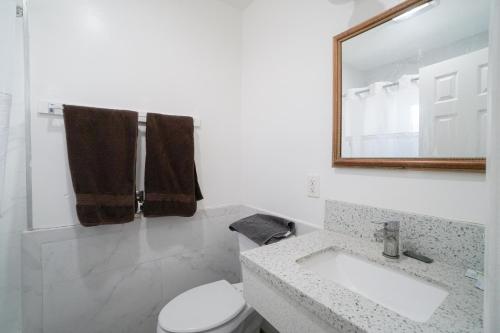 长滩SIGNAL HILL MOTEL BEACH MOTEL的白色的浴室设有水槽和镜子