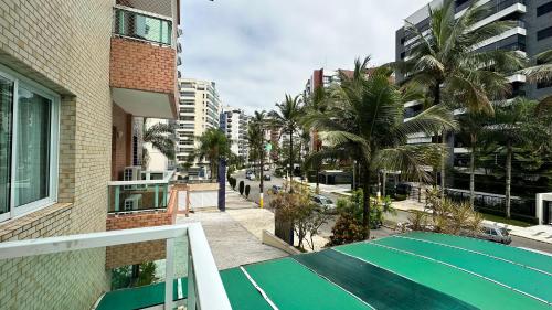 伯迪亚哥Boulevard Riviera Flat的大楼阳台上的游泳池