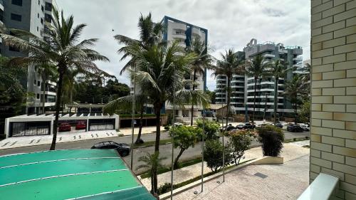 伯迪亚哥Boulevard Riviera Flat的享有棕榈树和建筑的城市美景