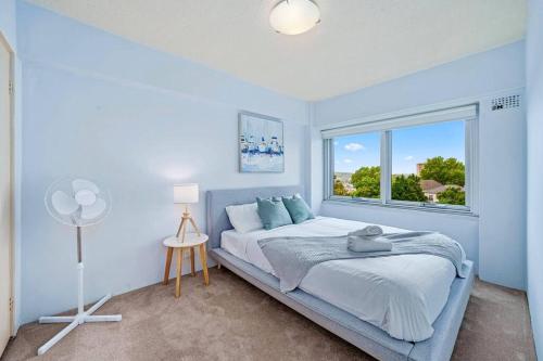 悉尼Bridge View 2 Bed Apartment at Kirribilli的一间卧室设有一张床和一个窗口