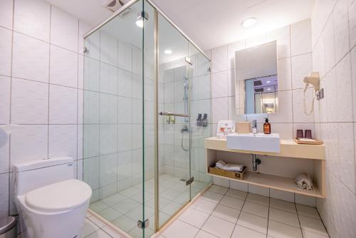 淡水淡水涞沪文旅酒店的带淋浴、卫生间和盥洗盆的浴室