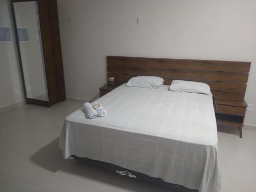 马瑙斯Temporada centro de Manaus 815的一间卧室配有一张大床和两条毛巾