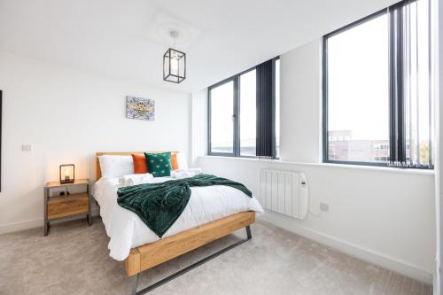 曼彻斯特Chic Luxury Apartment near Old Trafford Stadiums Manchester的一间卧室设有一张床和大窗户