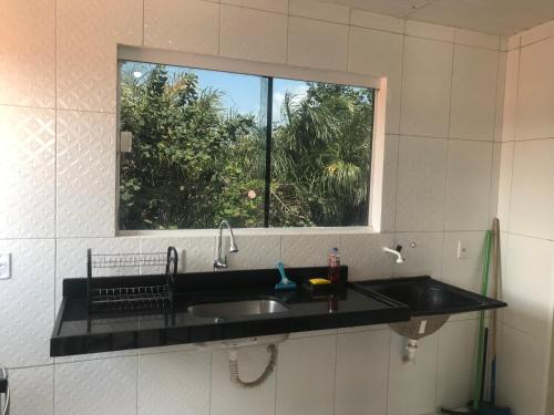 巴雷里尼亚斯Porto Dos Lençóis-Apt 12的厨房设有水槽和窗户。