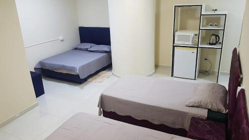 埃斯特城España Confort的一间小卧室,配有两张床和微波炉