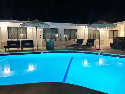 棕榈泉Jazz Hotel Palm Springs的夜晚的游泳池,灯光蓝色