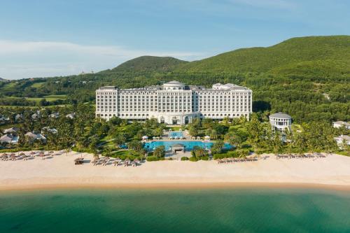 芽庄Nha Trang Marriott Resort & Spa, Hon Tre Island的从海滩上欣赏到度假村的空中景色