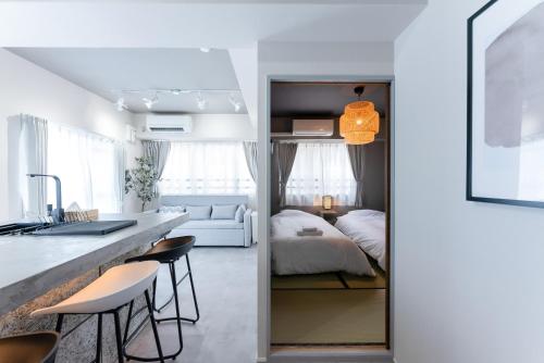 大阪Osaka Bay Wheel的带厨房的房间和一间带一张床的卧室