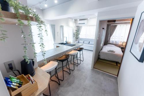 大阪Osaka Bay Wheel的一间小公寓,设有厨房和一间卧室