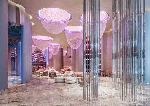 厦门厦门W酒店-毗邻购物中心和会展中心的大堂配有紫色吊灯和桌椅