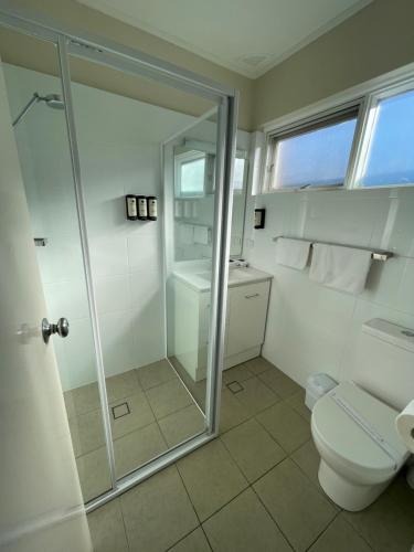 诺拉乔治巴斯汽车旅馆的一间带卫生间和玻璃淋浴间的浴室