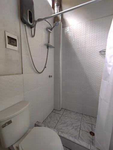 廷戈玛丽亚Cabañas Ecowasi的一间带卫生间和淋浴的浴室