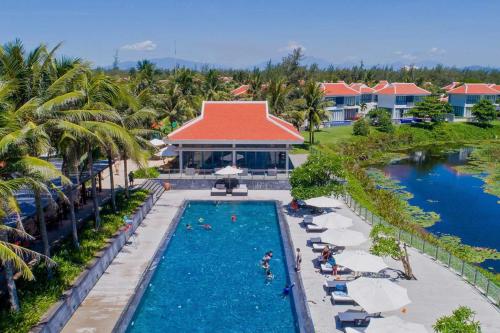 岘港Ocean Villa Pool Retreat In Da Nang的享有度假村游泳池的空中景致