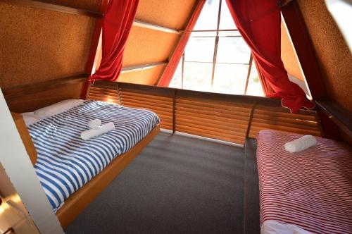 斯瑞德伯姆恩巴滑雪山林小屋的小房间设有两张床和窗户