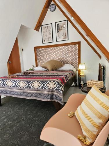 宿务Guillen Plantaciones Resort Farm的一间卧室配有一张特大号床和一张沙发