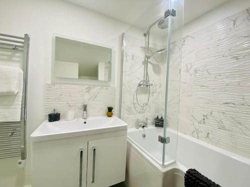 格洛斯特Penthouse - Contractors Professionals的白色的浴室设有水槽和淋浴。