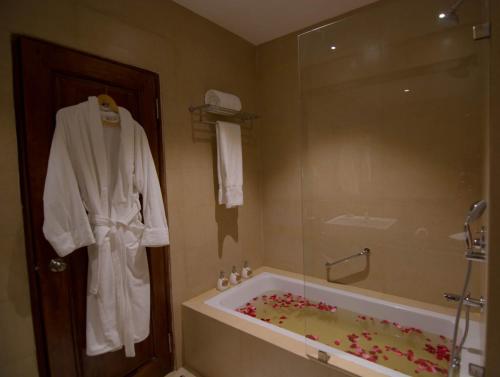 廷布Norkhil Boutique Hotel & Spa的带浴缸和壁袍的浴室