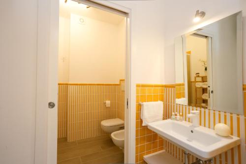 奇维塔韦基亚乡村别墅住宿加早餐旅馆的一间带水槽和卫生间的浴室