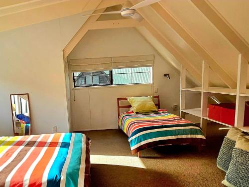 HaruruForest Waters Bungalow的一间卧室设有两张双层床和一扇窗户。