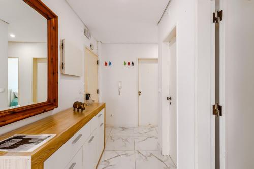 阿莫拉Moreira的厨房设有白色的墙壁、镜子和柜台