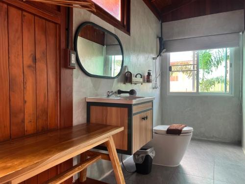 帕府Bann Rai I Na的一间带水槽、卫生间和镜子的浴室