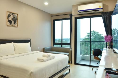 Bangkok NoiNORN Rimkhlong Bangkok นอนริมคลอง的酒店客房设有一张床和一个阳台。